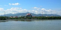 Khao Khiao Massif muncul di belakang kota Chonburi