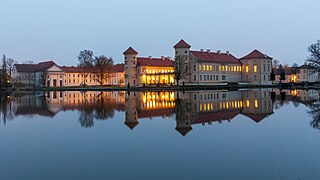 Blick über den See auf Schloss und Theater