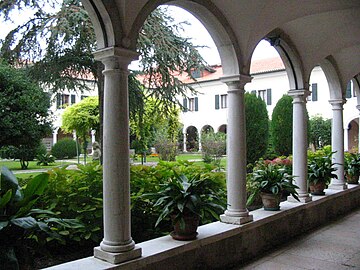 Photographie couleur montrant en gros plan les arcades entourant le jardin.