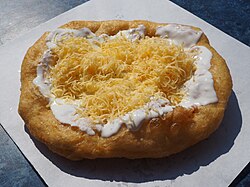 A klasszikus „sajtos-tejfölös” lángos[1]