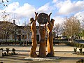 Horloge sculptée sur la place du bourg.