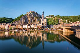 Vue sur la ville de Dinant avec la citadelle et la collégiale Notre-Dame.