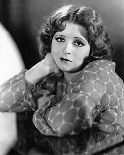 L’actrice amèriquèna Clara Bow, en 1932. (veré dèfenicion 6 325 × 7 905*)