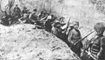 Civils arméniens occupant une ligne de défense contre les Turcs dans la ville en mai 1915.