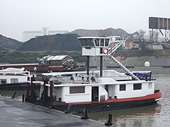 Pousseur en attente au port de Gennevilliers.