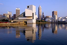 Skyline von Cleveland, vorn die Rock & Roll Hall of Fame