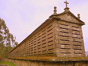 Hórreo de cantería sobre celeiro en Rianxo.