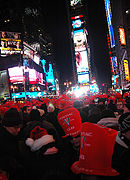 Une marée humaine attend le lâcher de la boule au Nouvel An, le 31 décembre 2007.