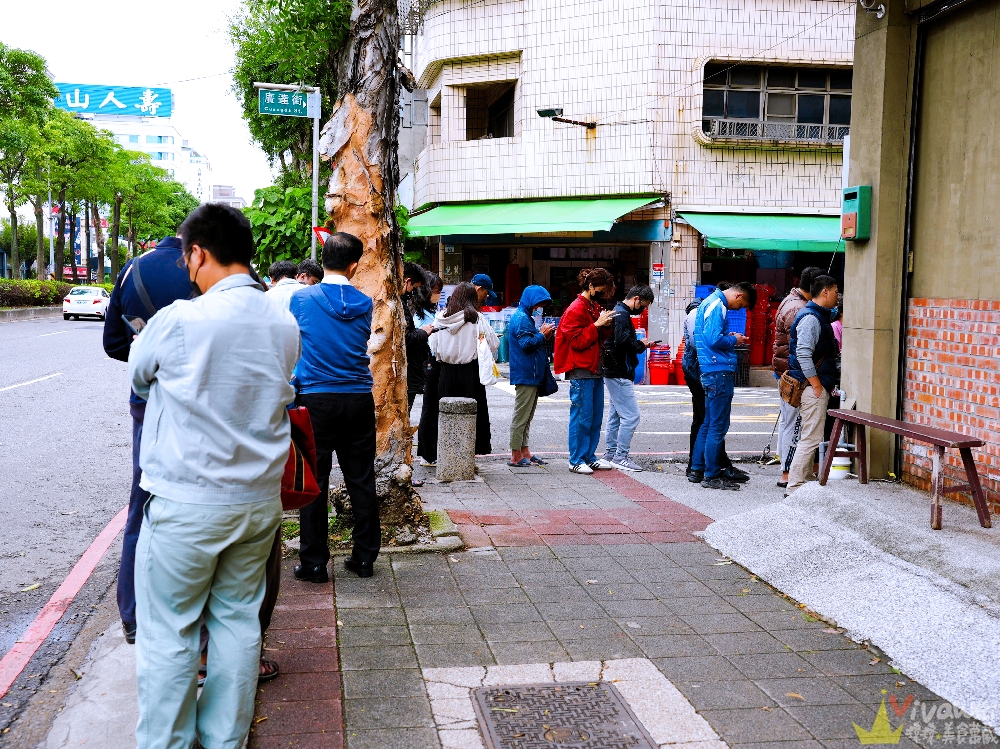 桃園市美食｜『 辛梅 阿嫲的味道』還沒開店就大排長龍！用料實在的平價小吃～二訪更是熱門～附設免費停車場！