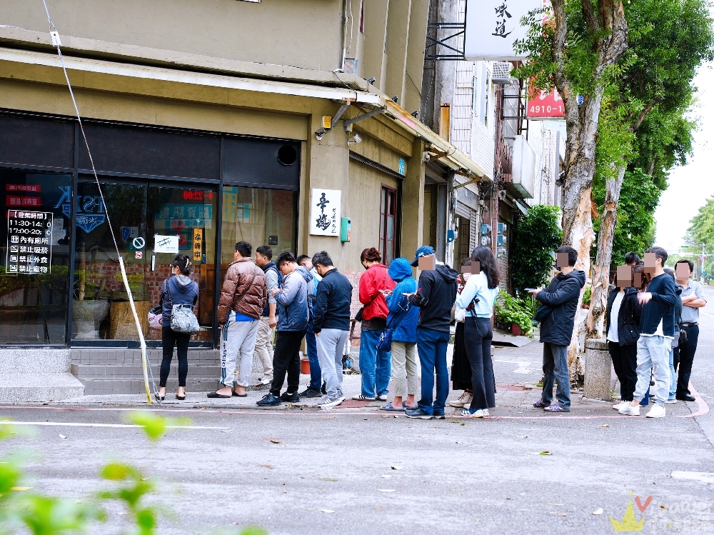 桃園市美食｜『 辛梅 阿嫲的味道』還沒開店就大排長龍！用料實在的平價小吃～二訪更是熱門～附設免費停車場！