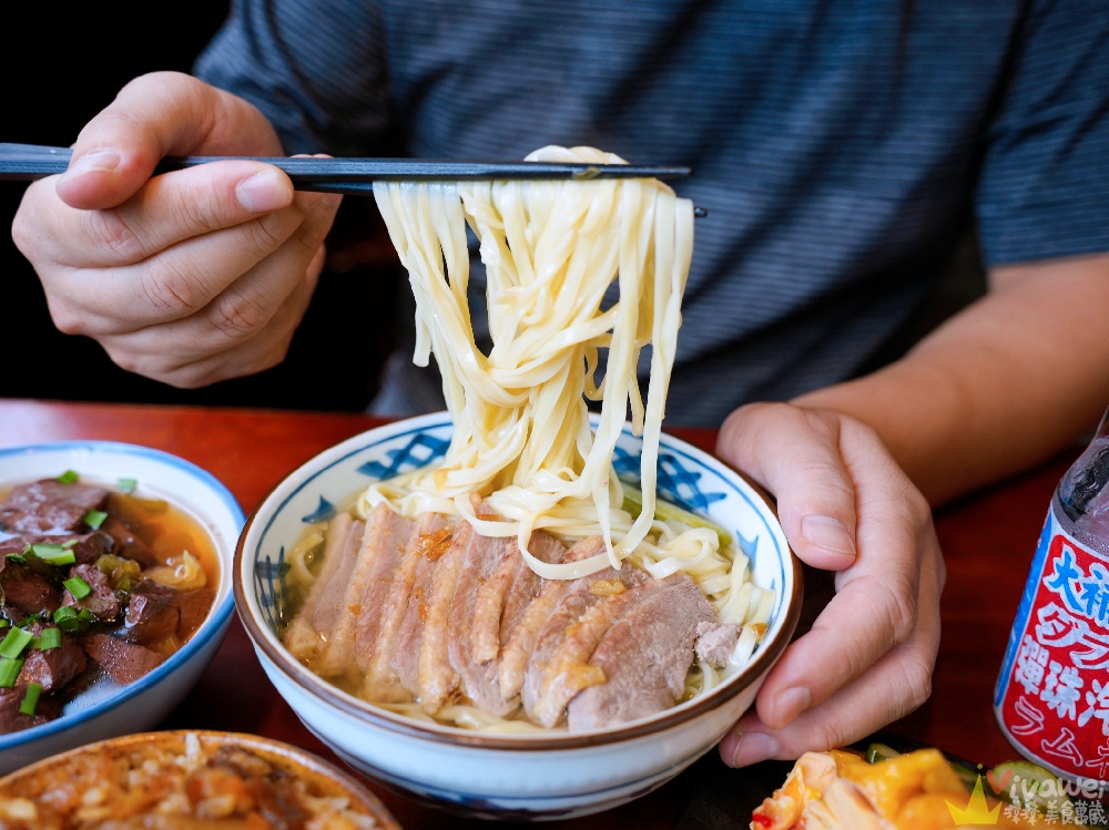 桃園市美食｜『 辛梅 阿嫲的味道』還沒開店就大排長龍！用料實在的平價小吃～二訪更是熱門～附設免費停車場！