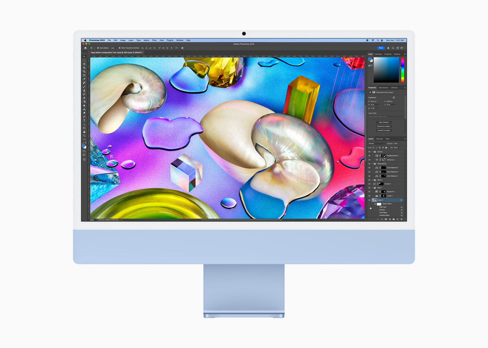 一位使用者在藍色 iMac 上使用《Photoshop》。