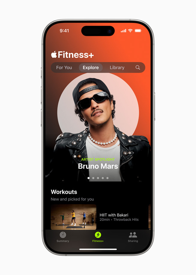 iPhone 16 mostrando um treino da série Artist Spotlight de Bruno Mars no Apple Fitness Plus.