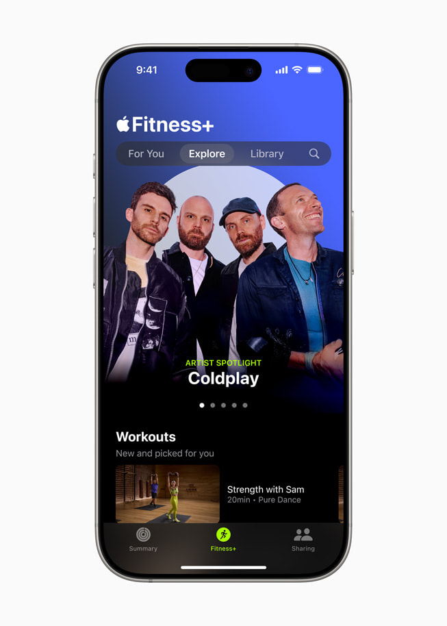 iPhone 16 mostrando um treino da série Artist Spotlight de Coldplay no Apple Fitness Plus.