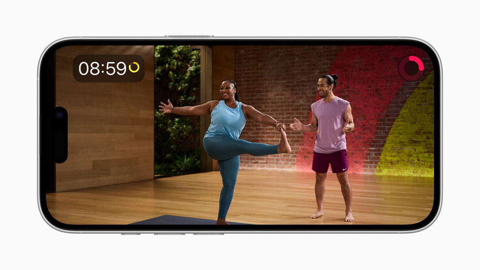 iPhone 16 mostrando o programa Yoga Peak Poses no Apple Fitness Plus.