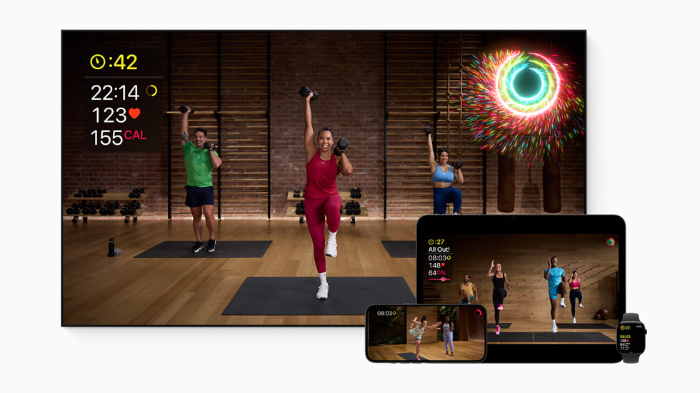 Apple TV, iPad Air, iPhone 16 e Apple Watch mostrando o Apple Fitness Plus.