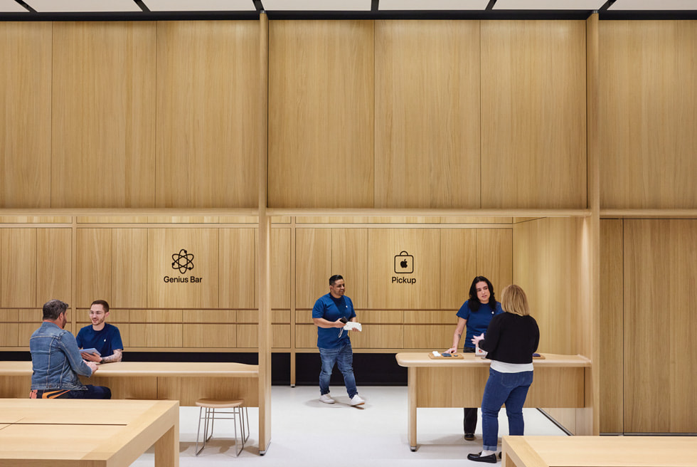 Área de retirada dedicada e Genius Bar na Apple Miami Worldcenter. 