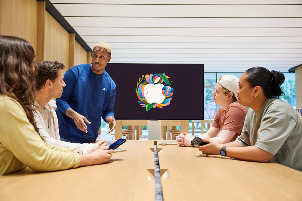 Integrante da equipe lidera uma sessão Today at Apple na Apple Miami Worldcenter. 