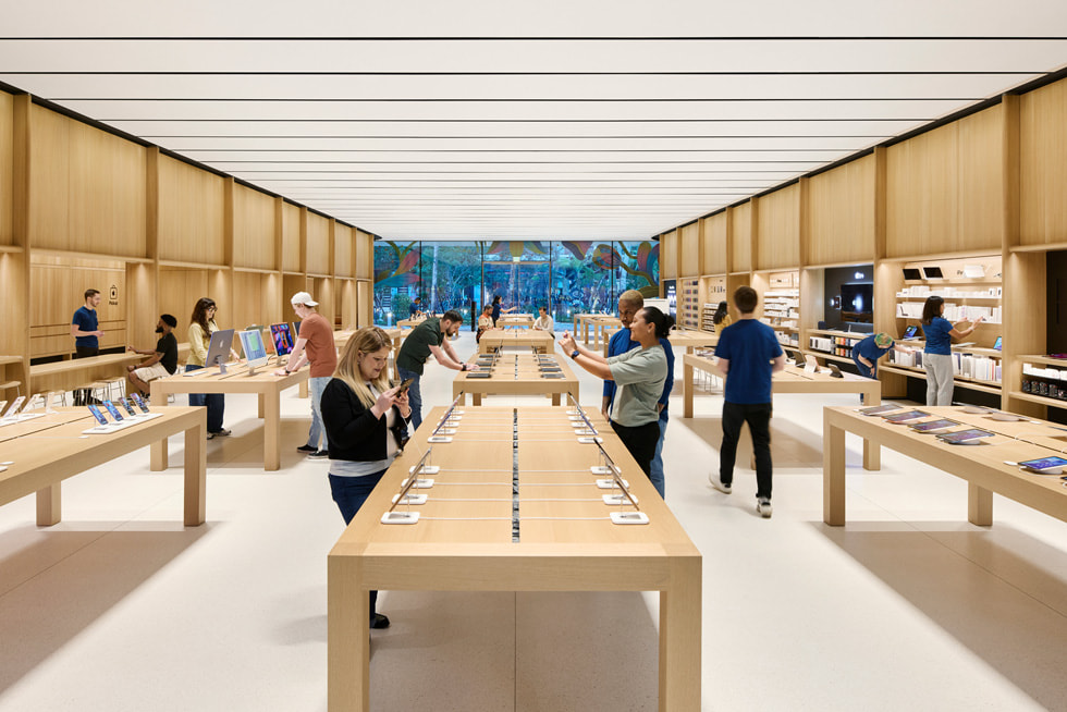 Imagem ampla do interior da Apple Miami Worldcenter.