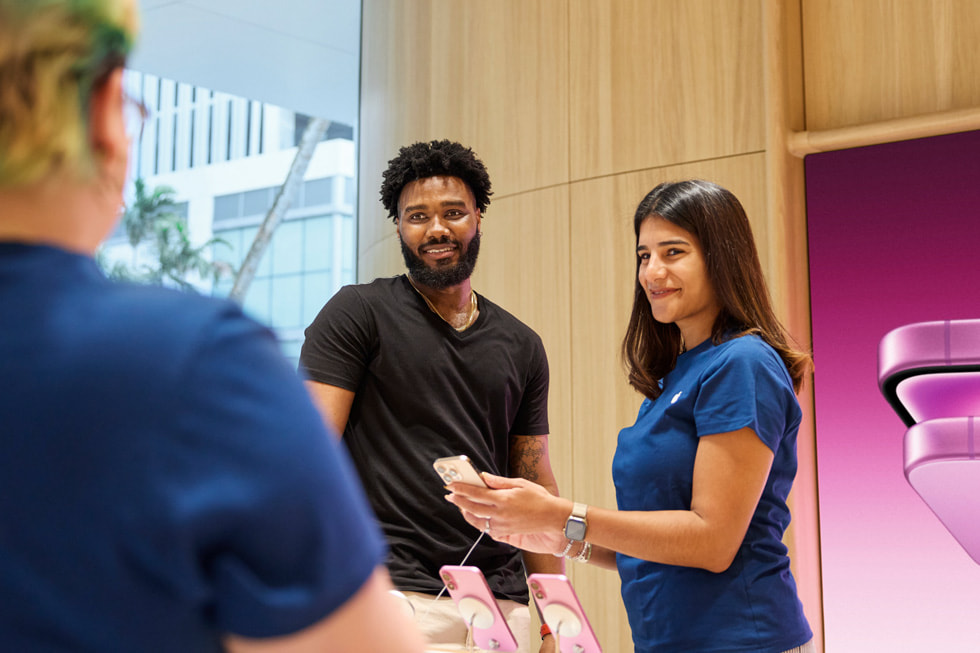 Integrante da equipe ajuda um cliente com o iPhone 16 Pro. 