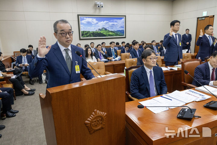 従業員が死んでいるのに…韓国造船大手社長、同席したハニと笑顔で自撮り