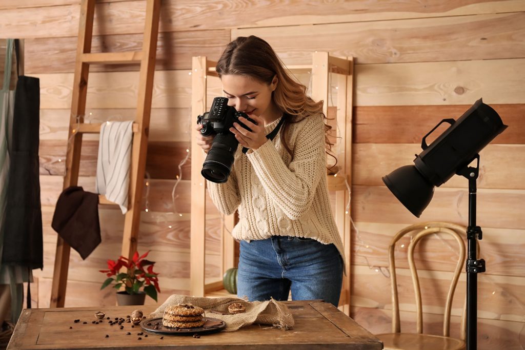 Fotografin arbeitet