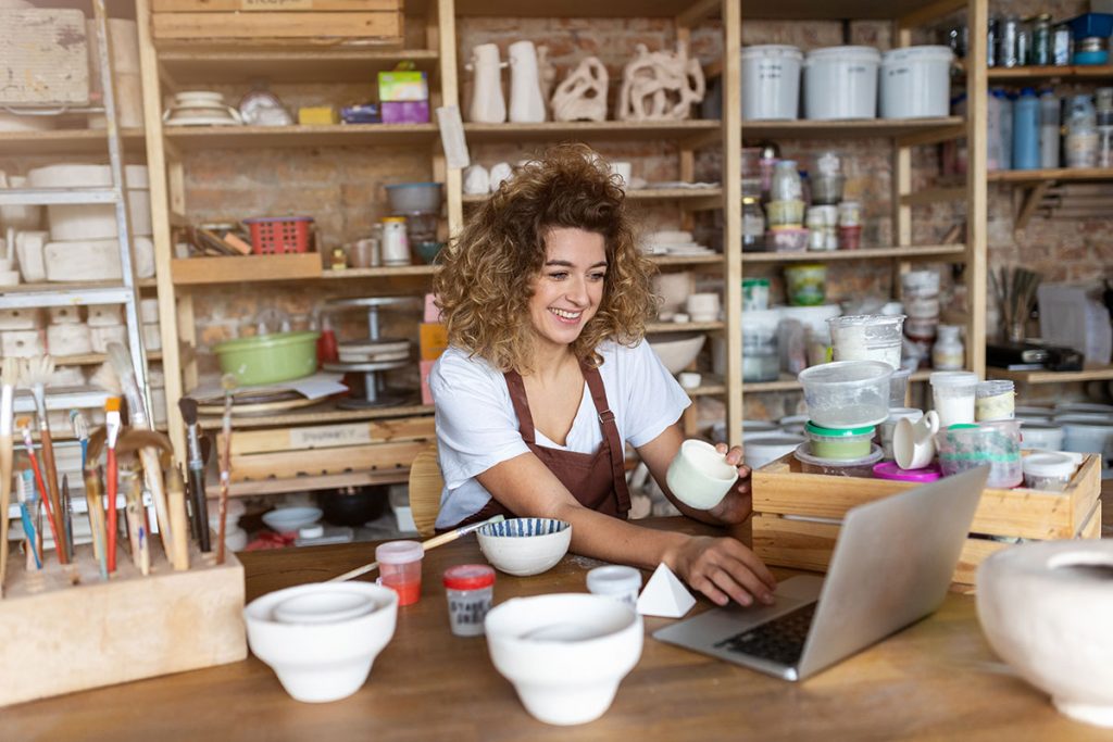 Kleinunternehmerin schreibt Rechnungen am Laptop mit easybill