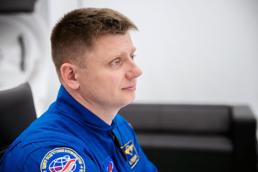 Roscosmos cosmonaut and SpaceX Crew-8 Mission Specialist Alexander Grebenkin participates in preflight mission training at SpaceX headquarters in Hawthorne, California. Credit: SpaceX