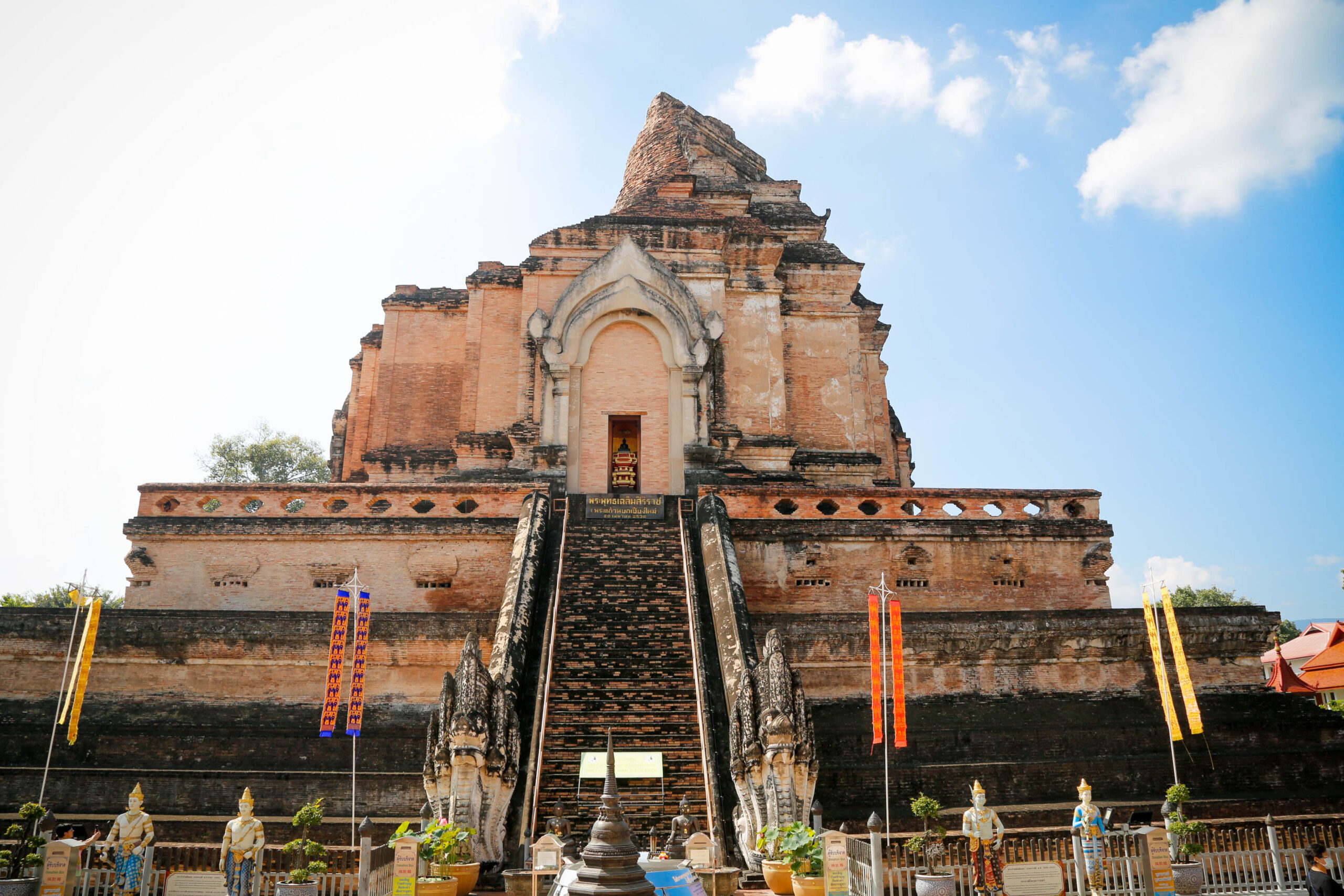 延伸閱讀：[泰國清邁]柴迪隆寺/Wat Chedi Luang百年歷史建築~悠遊古城．清邁最重要佛寺(2024最新門票價格/交通方式)